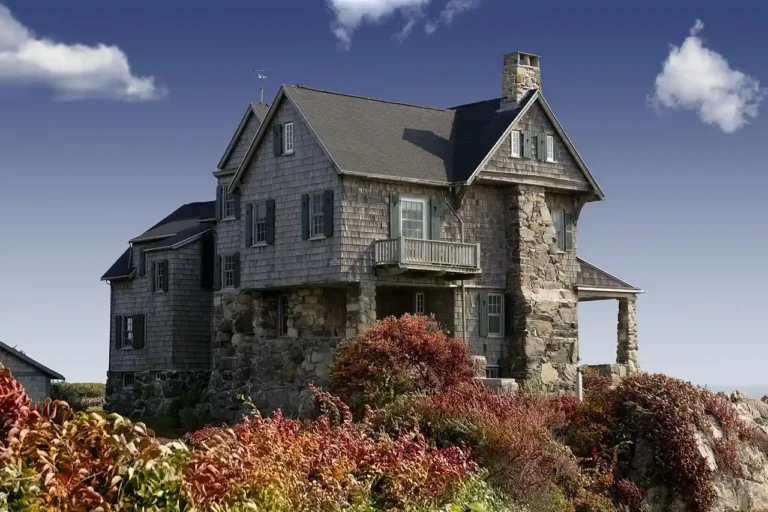 Acheter une maison avec un grand terrain : les coûts et contraintes qu’on oublie avant de signer
